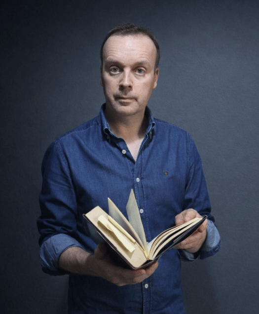 Ο João Ricardo Lopes (γεν. 1977) είναι μία από τις πιο διακριτές φωνές της σύγχρονης πορτογαλικής ποίησης. Το έργο του, λιτό και στοχαστικό, συνδυάζει τη μνήμη, το φως και μια βαθιά συνομιλία με τον ελληνικό κόσμο. Ζει και εργάζεται στην Πορτογαλία.