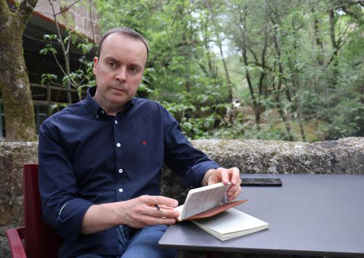 João Ricardo Lopes (1977) portugál költő, esszéista és egyetemi oktató, akinek munkásságát a figyelem etikája, a csend tapintata és a mindennapi élet apró jelenségeinek metafizikai érzékenysége határozza meg.