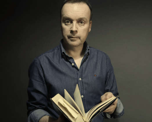 João Ricardo Lopes patří k výrazným jménům současné portugalské literatury. Narodil se v roce 1977 a je autorem řady básnických i prozaických knih (povídek a kronik), esejů a překladů. Patří k nejvíce oceňovaným portugalským básníkům a zároveň k nejpřekládanějším portugalským spisovatelům: jeho literární dílo bylo přeloženo do více než patnácti jazyků, včetně angličtiny, francouzštiny, němčiny, španělštiny, švédštiny, polštiny a chorvatštiny.