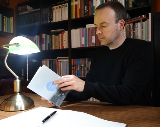 João Ricardo Lopes (Guimarães, 1977) est un écrivain, poète et enseignant portugais. Il est l’auteur d’une œuvre poétique vaste et cohérente, composée de sept volumes publiés, auxquels s’ajoutent un recueil de nouvelles et une anthologie de chroniques littéraires. Son travail a été reconnu par d’importants prix nationaux et traduit en plusieurs langues, dont l’anglais, l’espagnol, l’italien et le français.